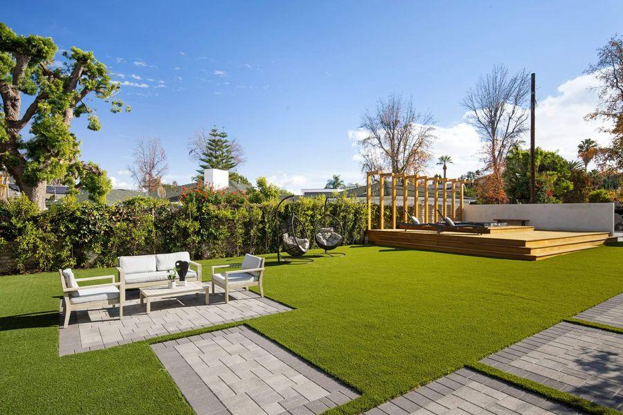 Encino Detox's lovely outdoor spaces are a consideration in how to choose a detox center that's right for you