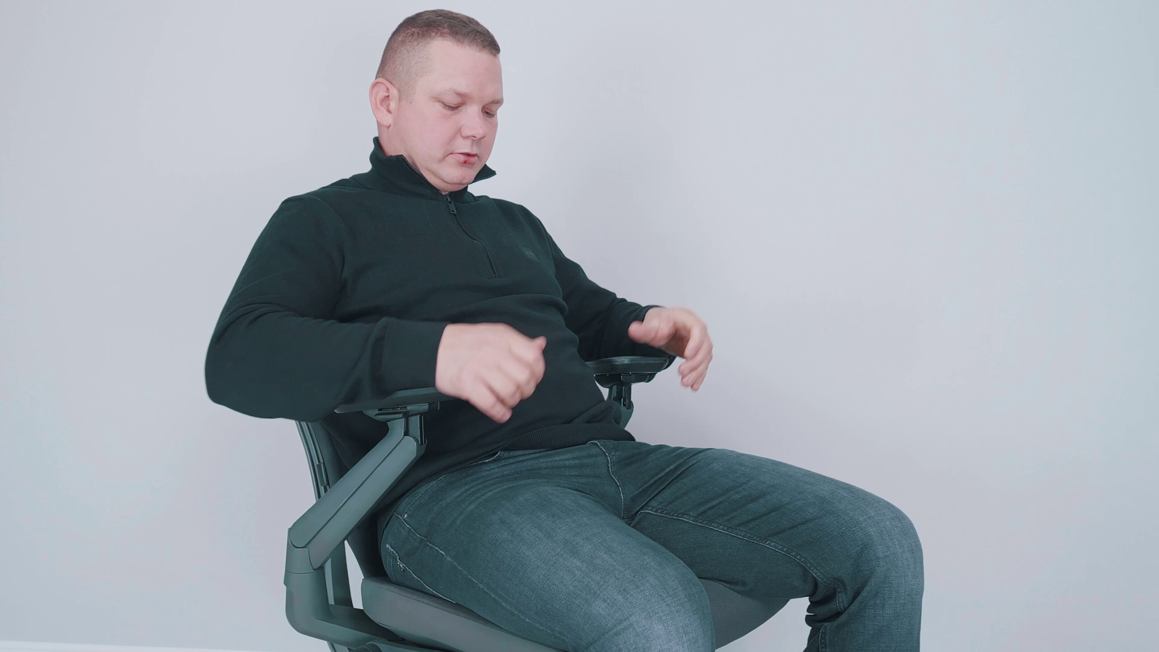 Fotel gamingowy czy fotel ergonomiczny? Kompleksowe porównanie dla wymagających użytkowników 5 Podłokietniki 4D w fotelu ergonomicznym. Źródło: Brastech