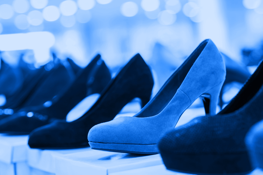 niebieski kolor butów na obcasie