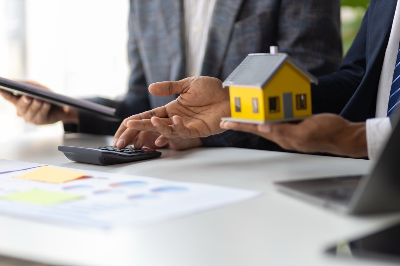 Ograniczone prawa rzeczowe obowiązują niezależnie od późniejszego przeniesienia własności i obciążają nieruchomość niezależnie od tego kto jest jej właścicielem