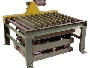 A grid top vibratory table lifting and vibrating containers in a production line
