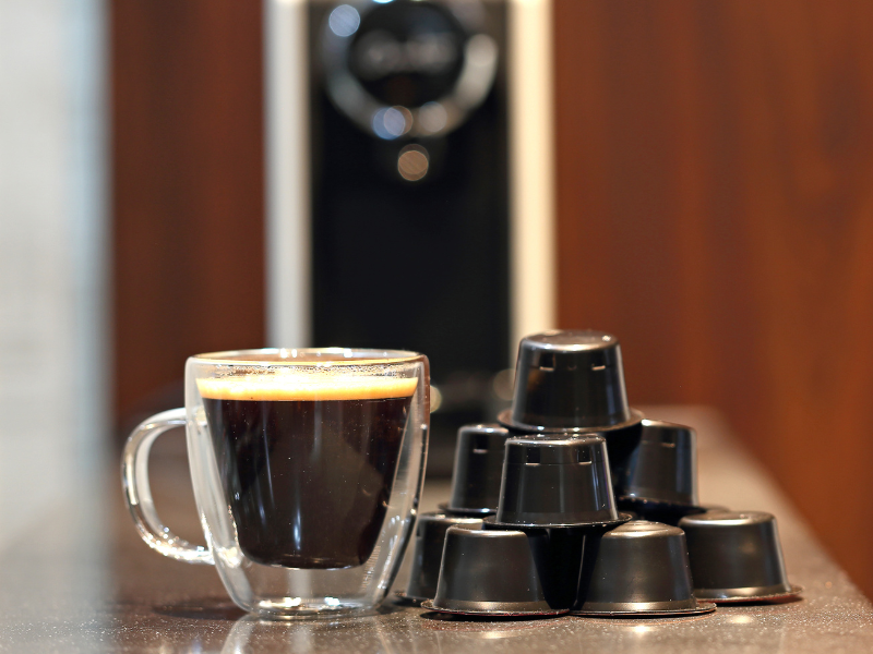 Cápsulas de café e cafeteira. Foto: grass-lifeisgood de Getty Images - Canva.