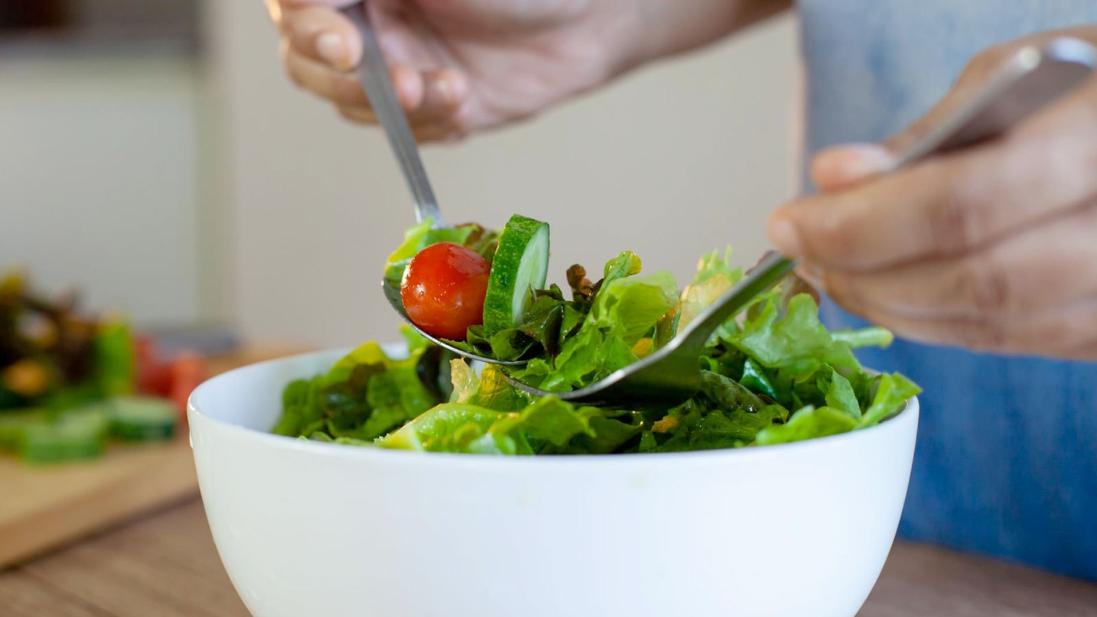 Salad sayuran segar dengan tomat dan mentimun — pola makan sehat setelah berhenti merokok