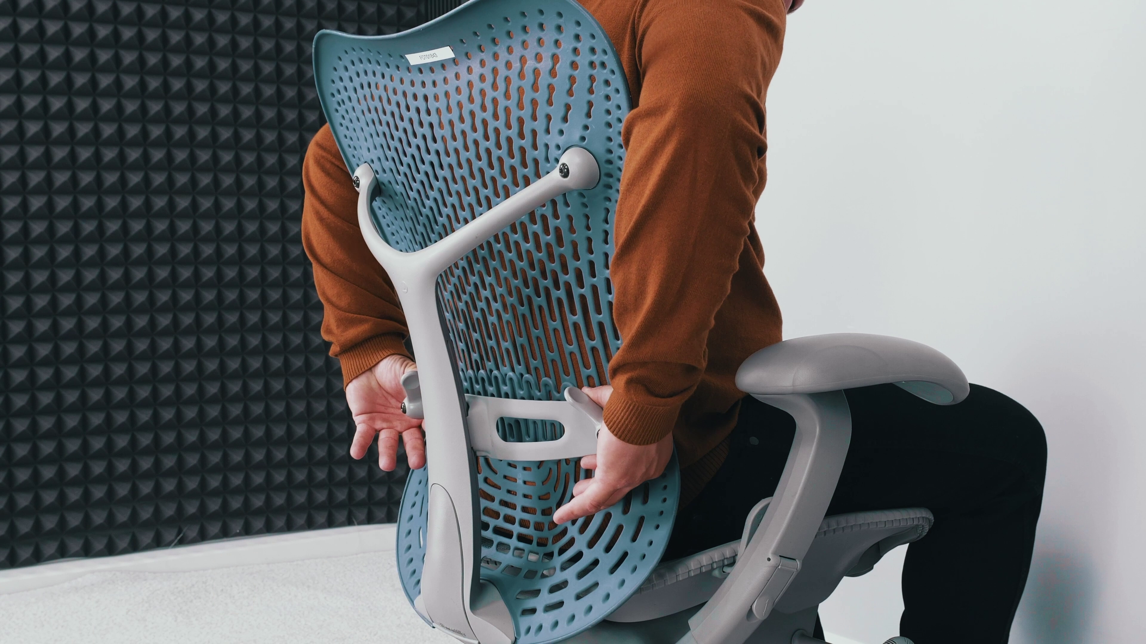 Regulacja fotela biurowego – słownik pojęć i praktyczny przewodnik 8 Regulacja podparcia lędźwiowego. Źródło: Brastech