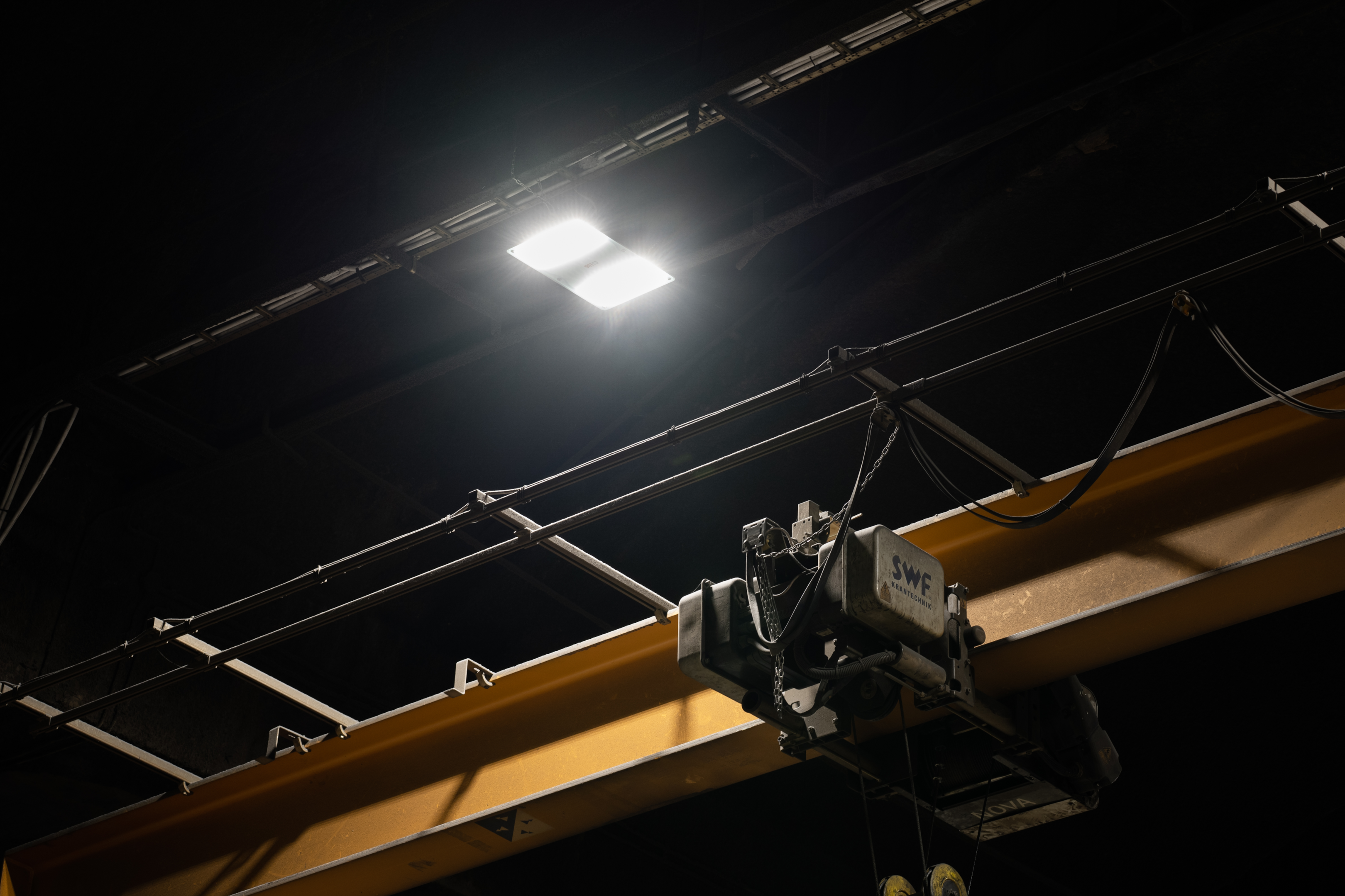 Oświetlenia hal produkcyjnej zmodernizowanymi oprawami pozwoli na polepszenie warunków pracy.