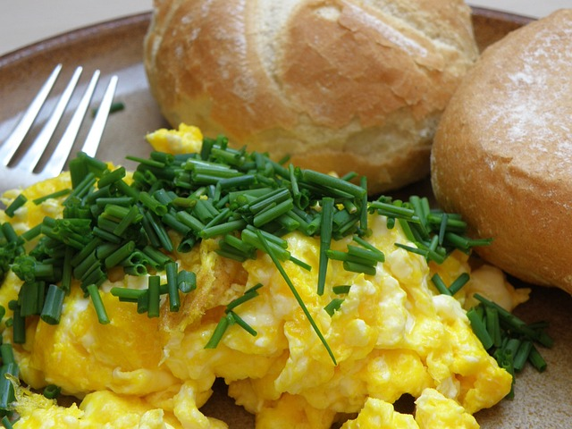 breakfast, scrambled eggs, bun