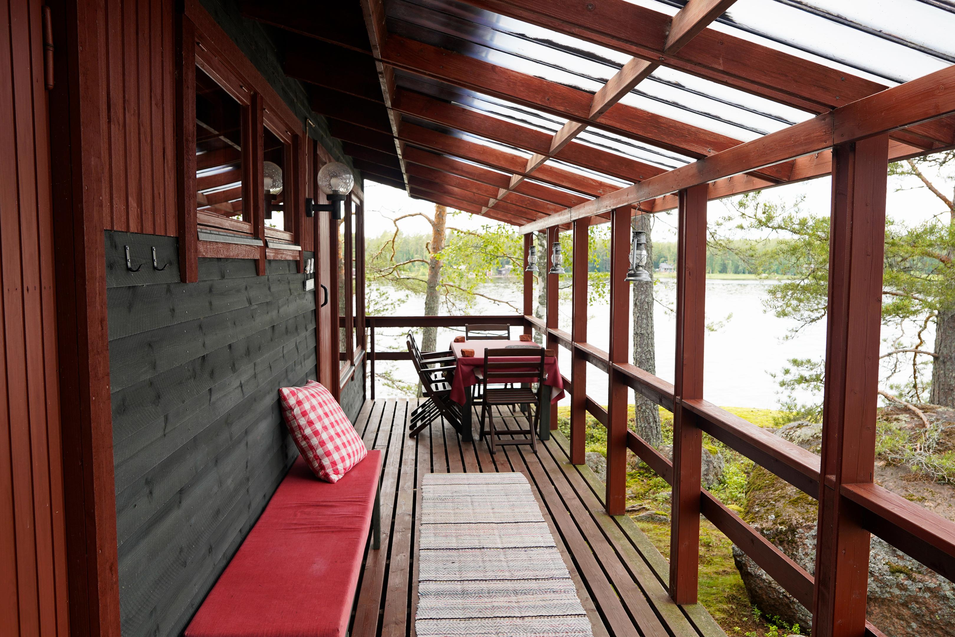 Terassi oli kapea ennen remonttia.