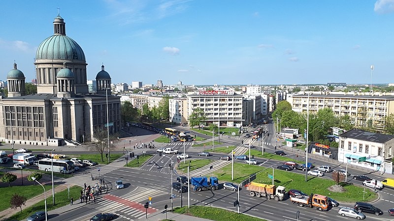 Warto wiedzieć, gdzie w Łodzi można bezpłatnie parkować oraz gdzie są parkingi automatyczne czy wielopoziomowe parkingi. Źródło: https://commons.wikimedia.org/wiki/File:20180426-084611-lodz-Solidarno%C5%9B%C4%87-Roundabout-%C5%81%C3%B3d%C5%BA.jpg