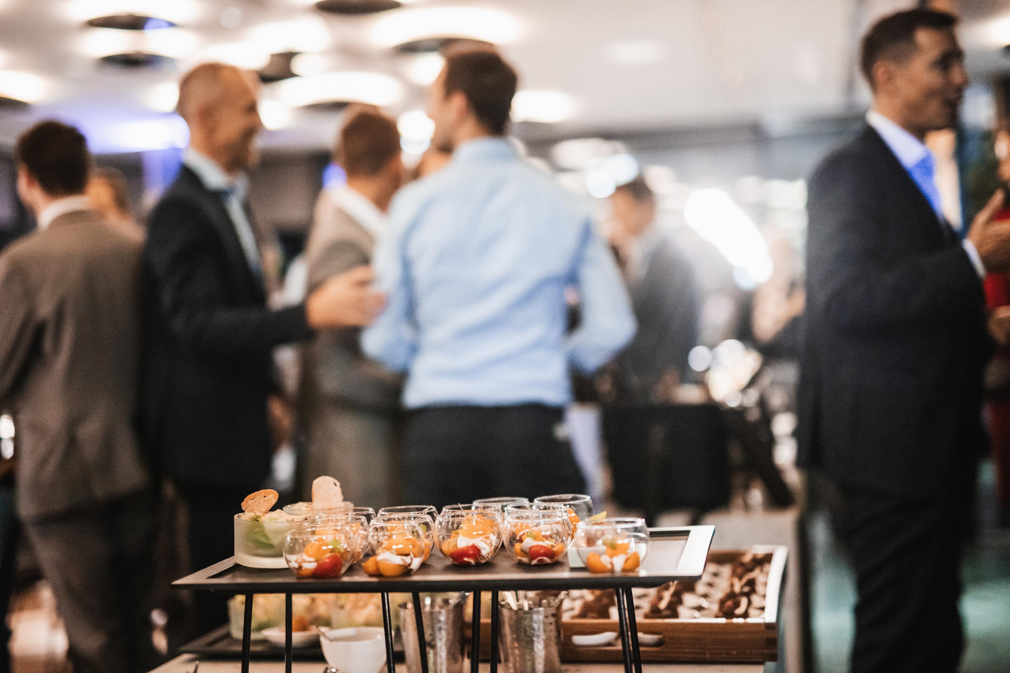 Nawiązywanie relacji przez spotkania networkingowe jest atrakcyjnym pomysłem dla firm B2B.