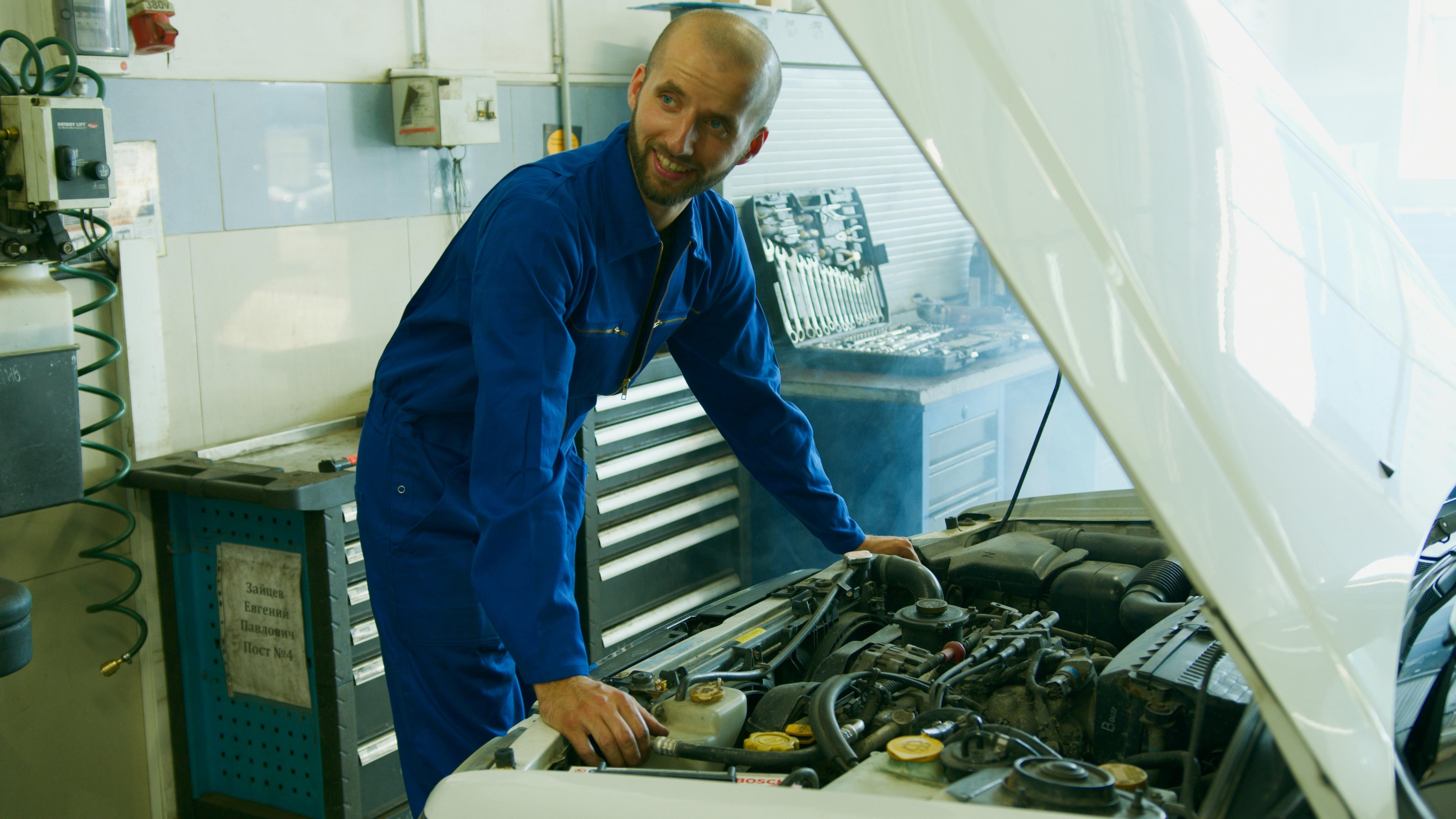 Een monteur die schadeherstel uitvoert op een tweedehands auto in Nieuwegein.