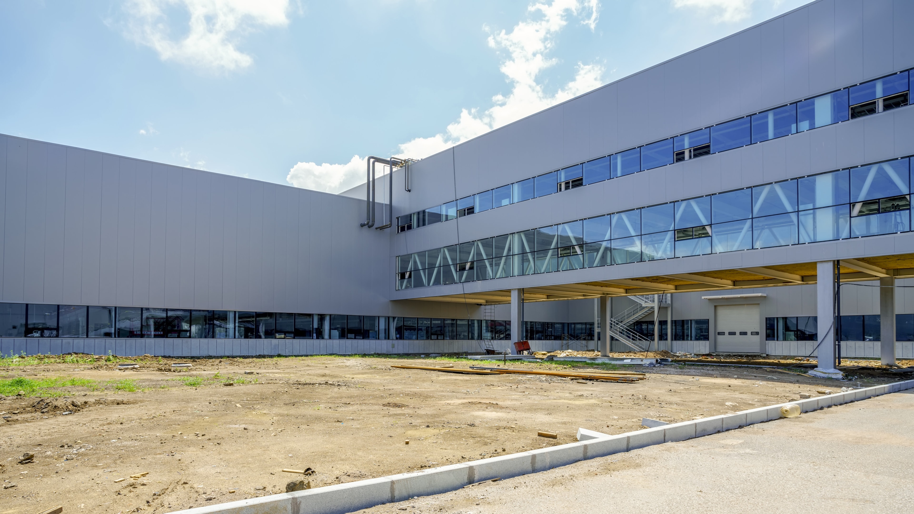 Zdjęcie hali magazynowej połączonej z halą produkcyjną.