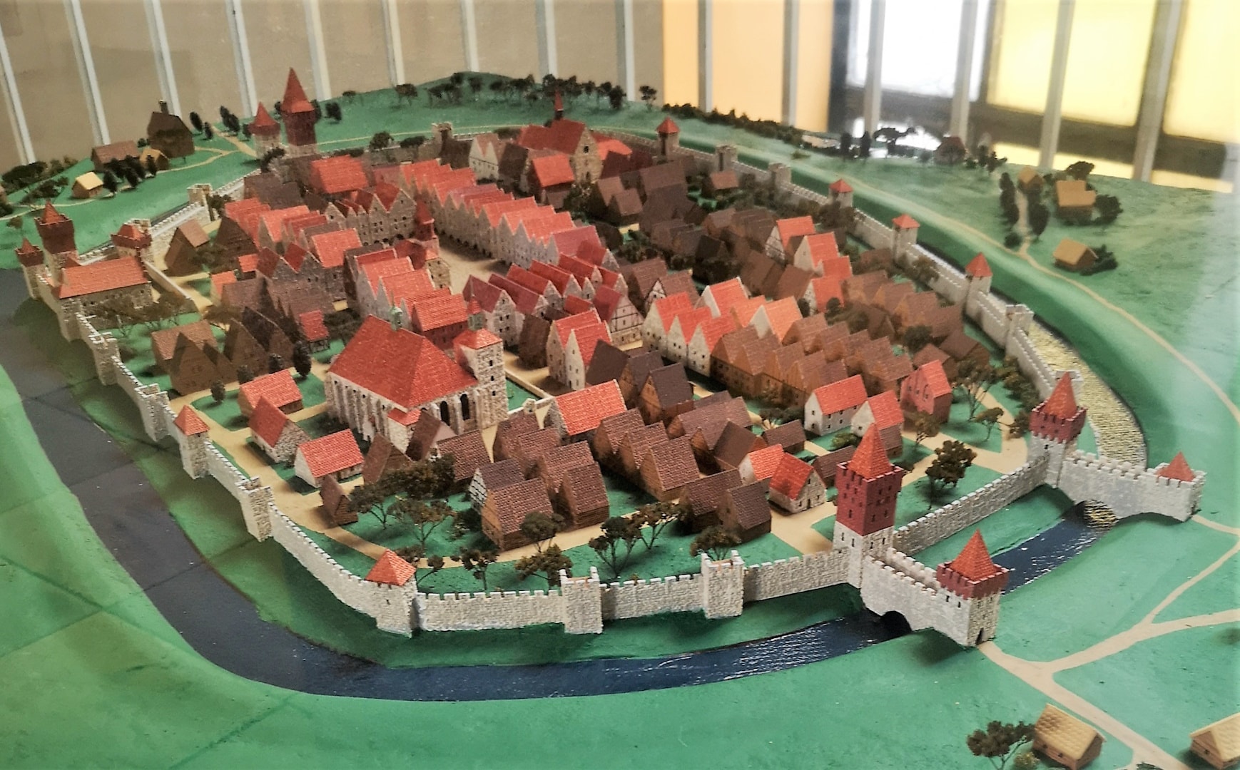 Makieta miasta Bytom z XVI wieku (źródło: https://commons.wikimedia.org/wiki/File:020210529_131949_Scale_model_of_Bytom_of_the_16th_century,_1..500.jpg)