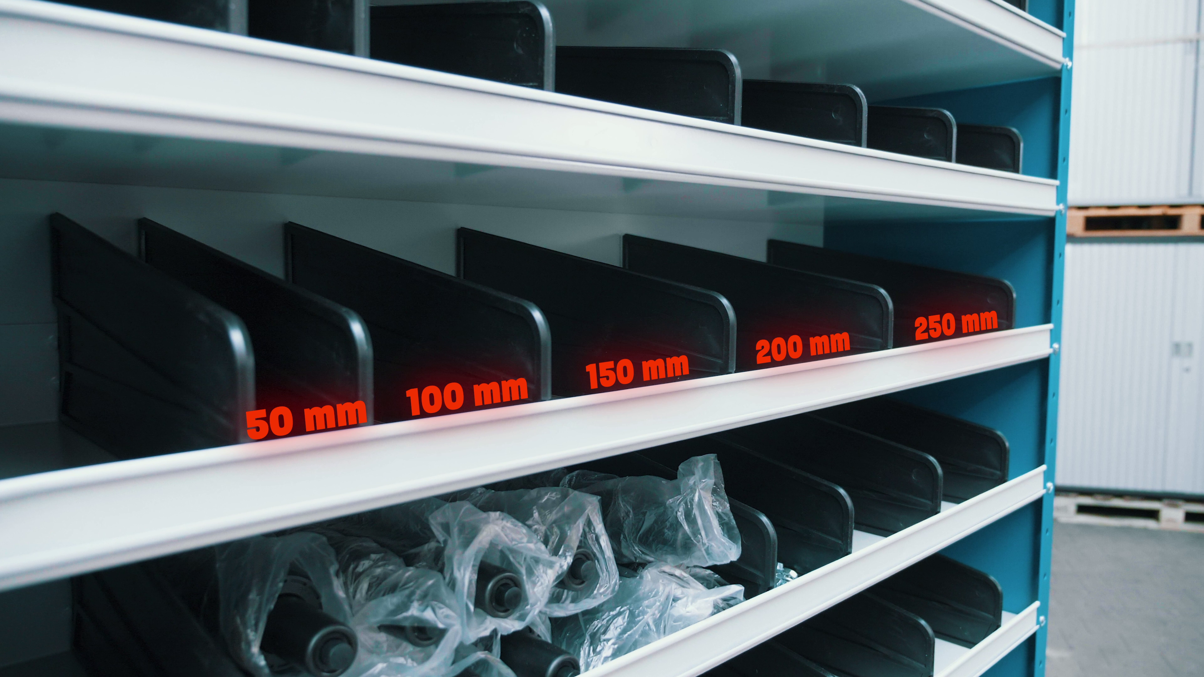 Regał z pojemnikami – kompletny przewodnik po systemach przechowywania do magazynu, warsztatu i domu 3 Ustawienia przegród w regale. Źródło: Brastech