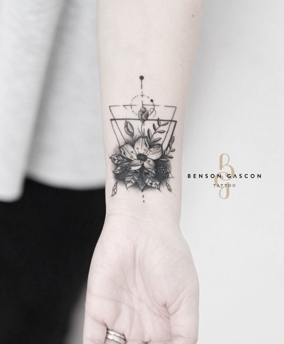 Tattoo Cover up auf dem Handgelenk mit Blume