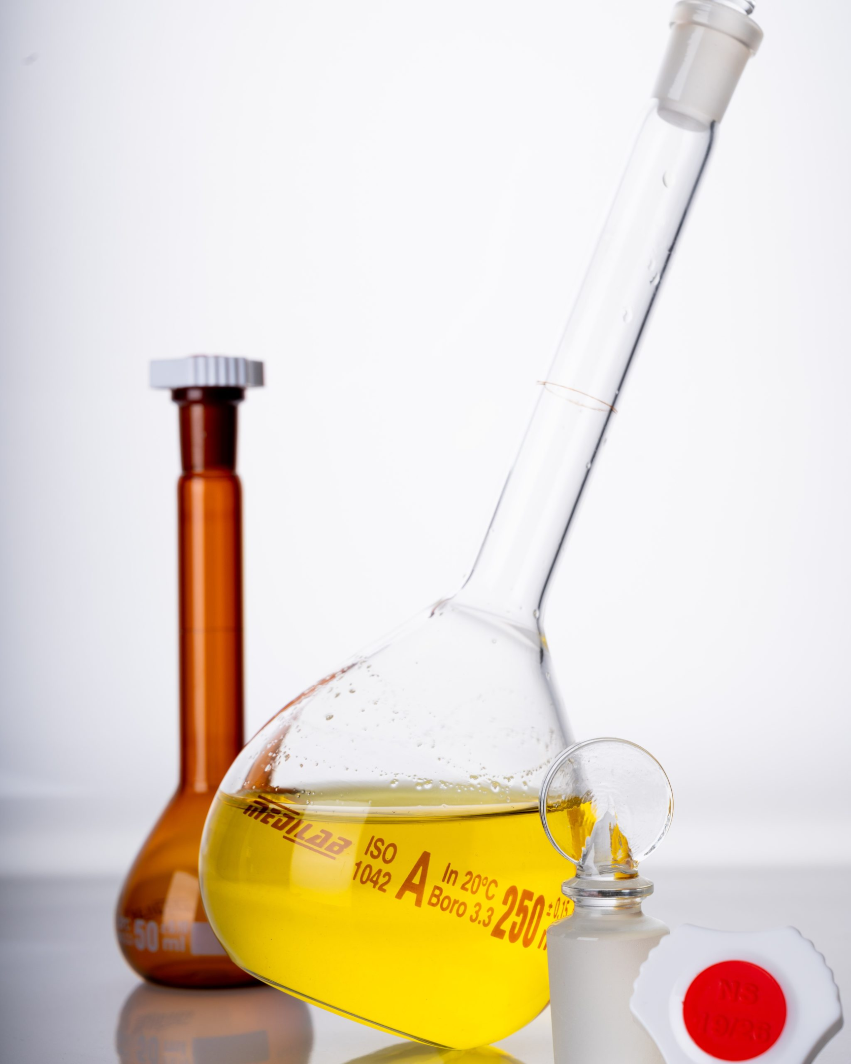 Erlenmeyer Flask vs Volumetric Flask: Choosing Lab Glassware