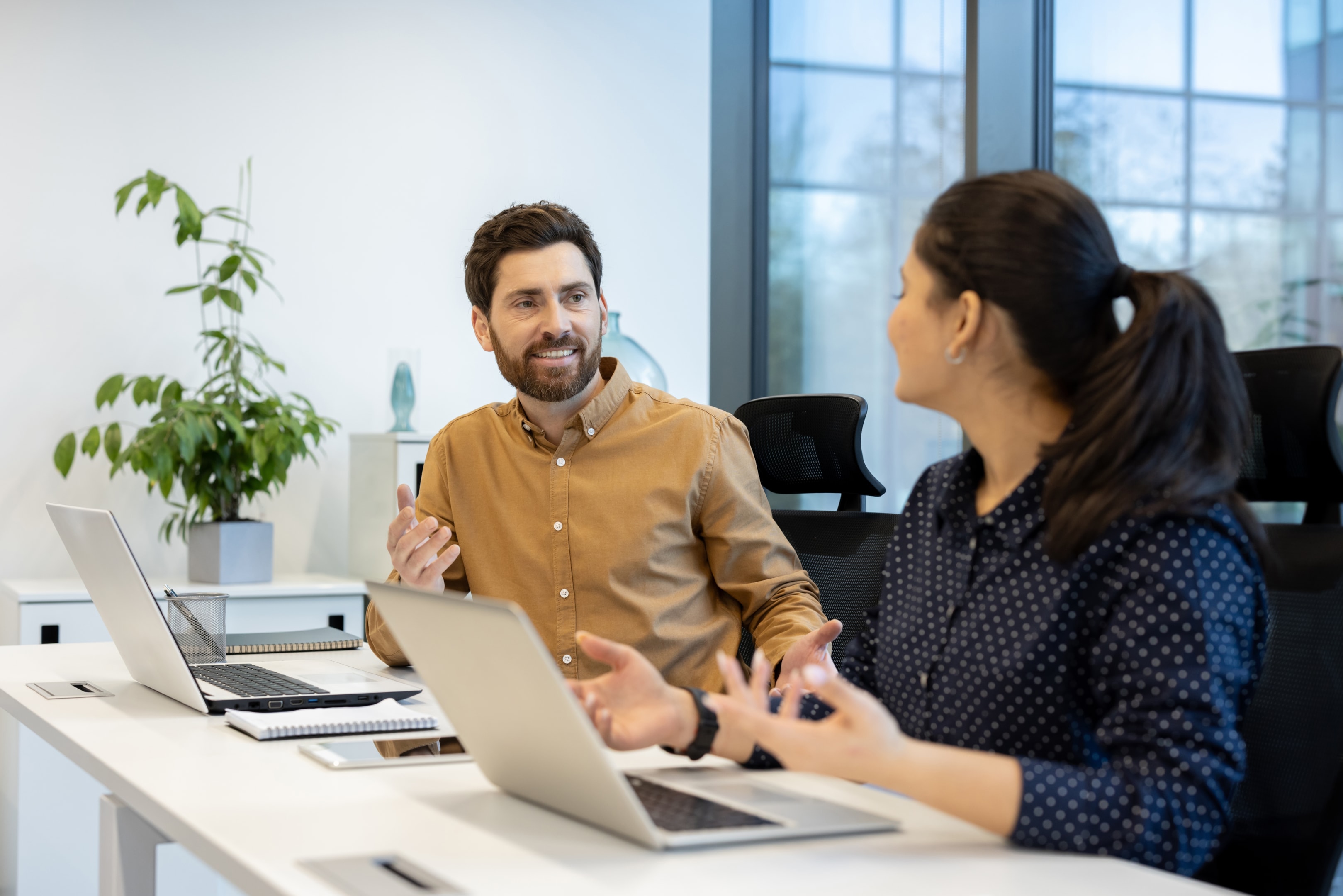 rozmowa pracowników mająca na celu rozwiązanie sytuacji konfliktowej w zespole
