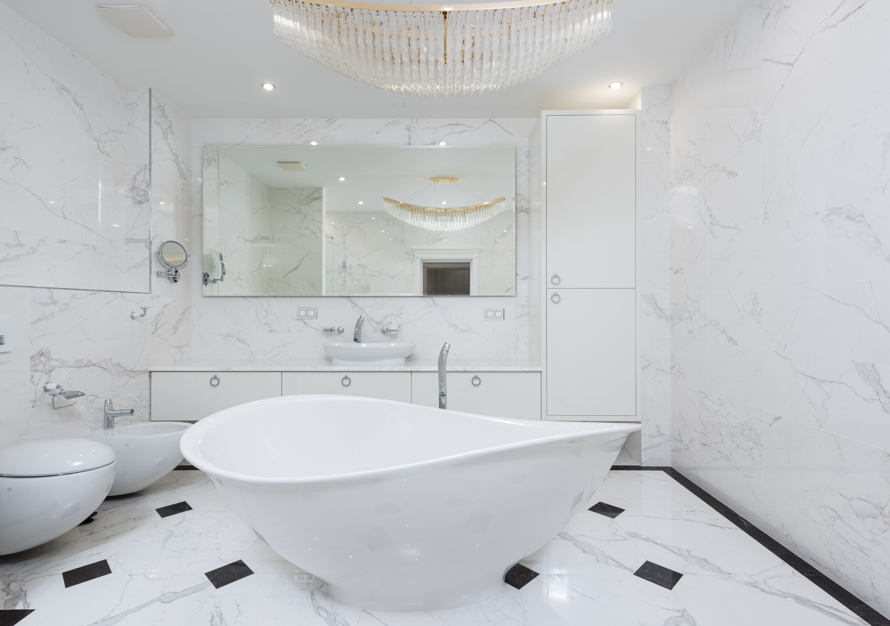 Large format porcelain tiles lend even small bathrooms an air of space. Marble effect porcelain tiles are a popular choice for creating an air of luxury.
