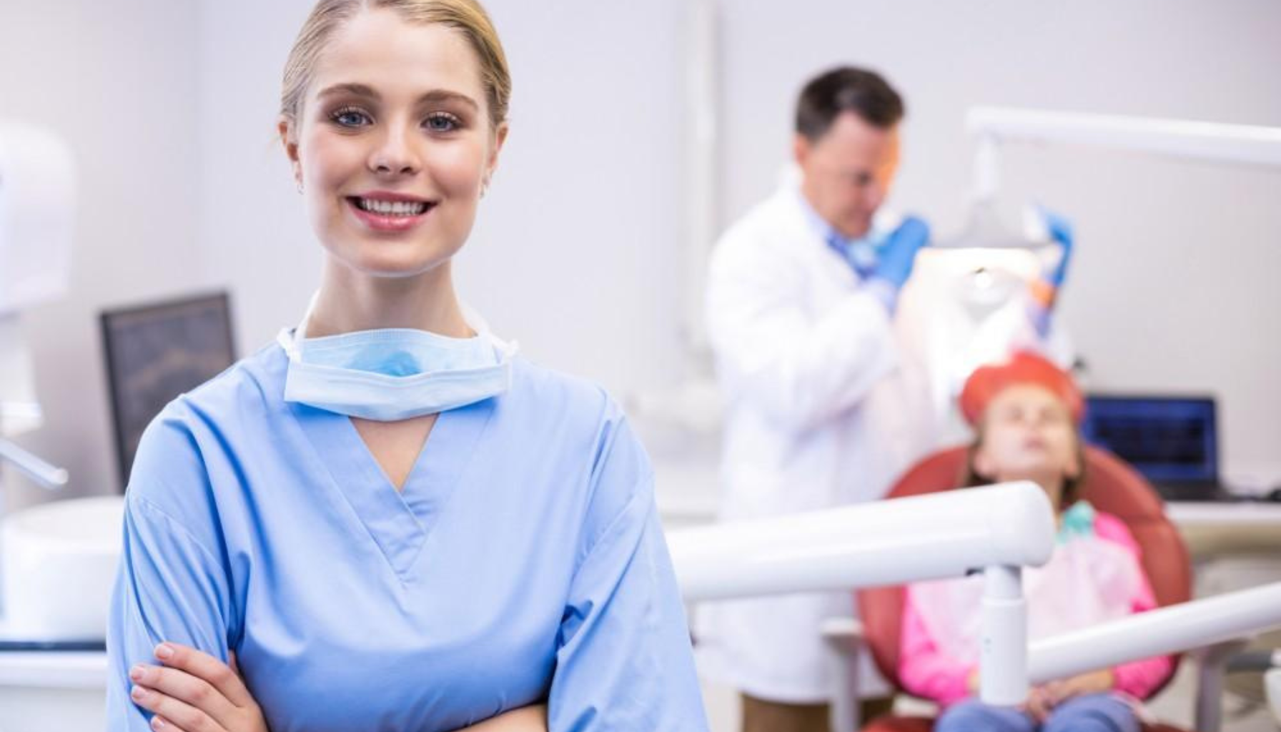 Tannhelseteam i arbeid på moderne klinikk.