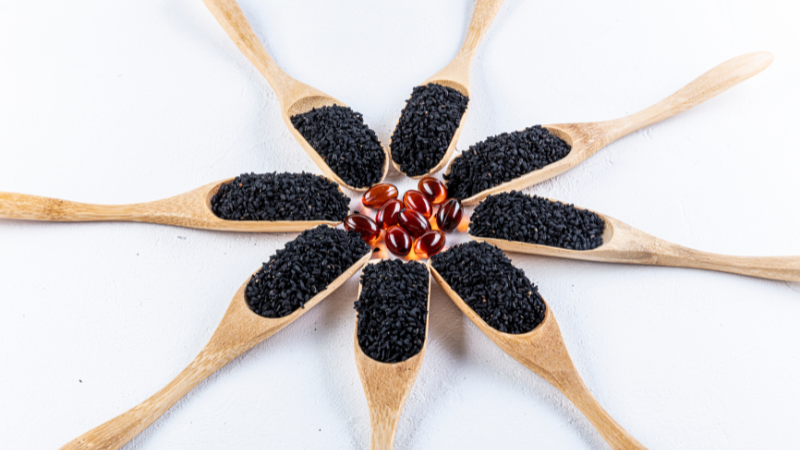 Das Schwarzkümmelöl wird aus den Samen der Pflanze durch Kaltpressung gewonnen