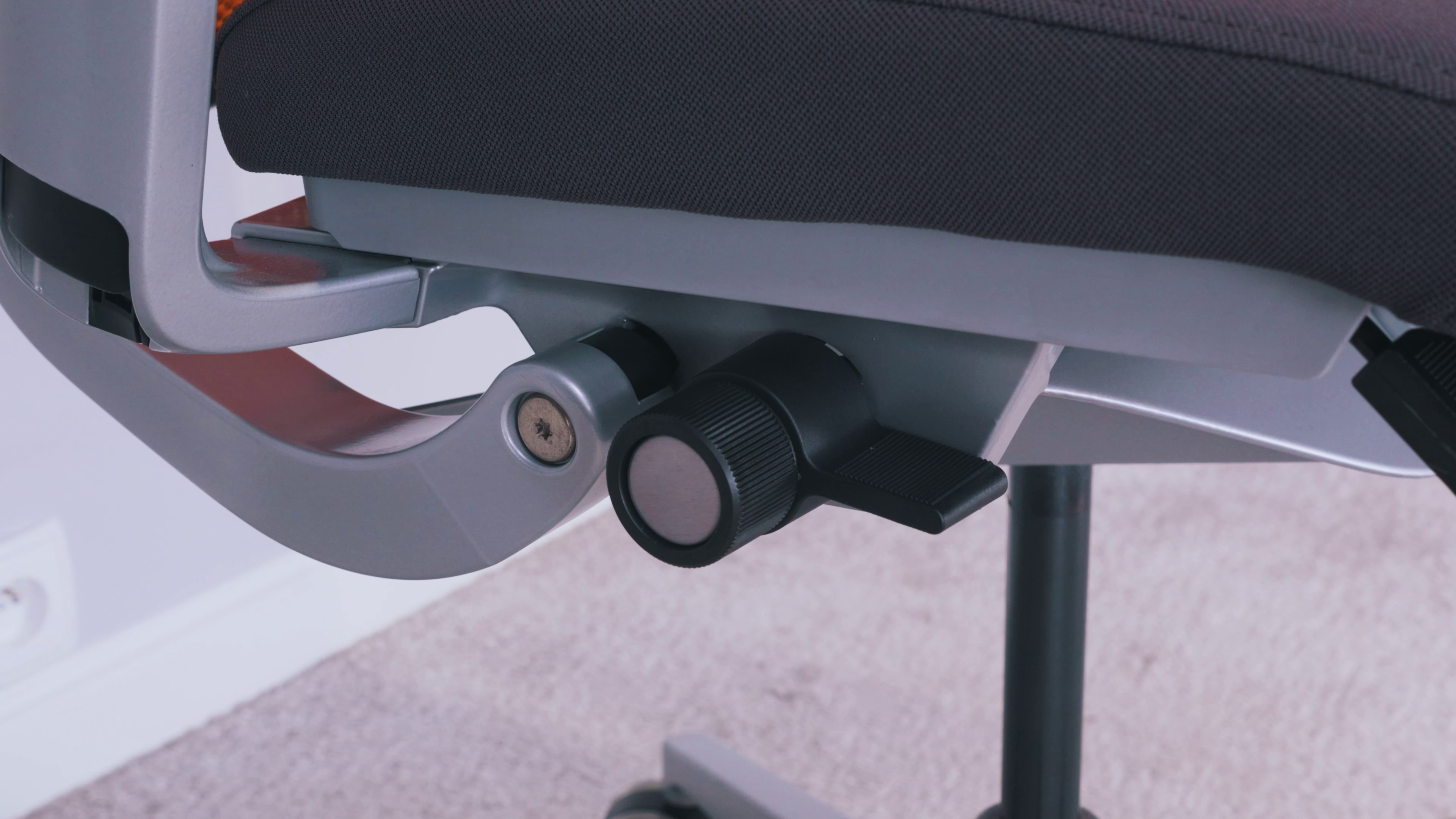 Steelcase Think V2 – niedoceniony fotel biurowy? Recenzja po serwisie kilkuset egzemplarzy 4 Dźwignia regulacji wysokości fotela oraz blokady odchylenia. Źródło: Brastech