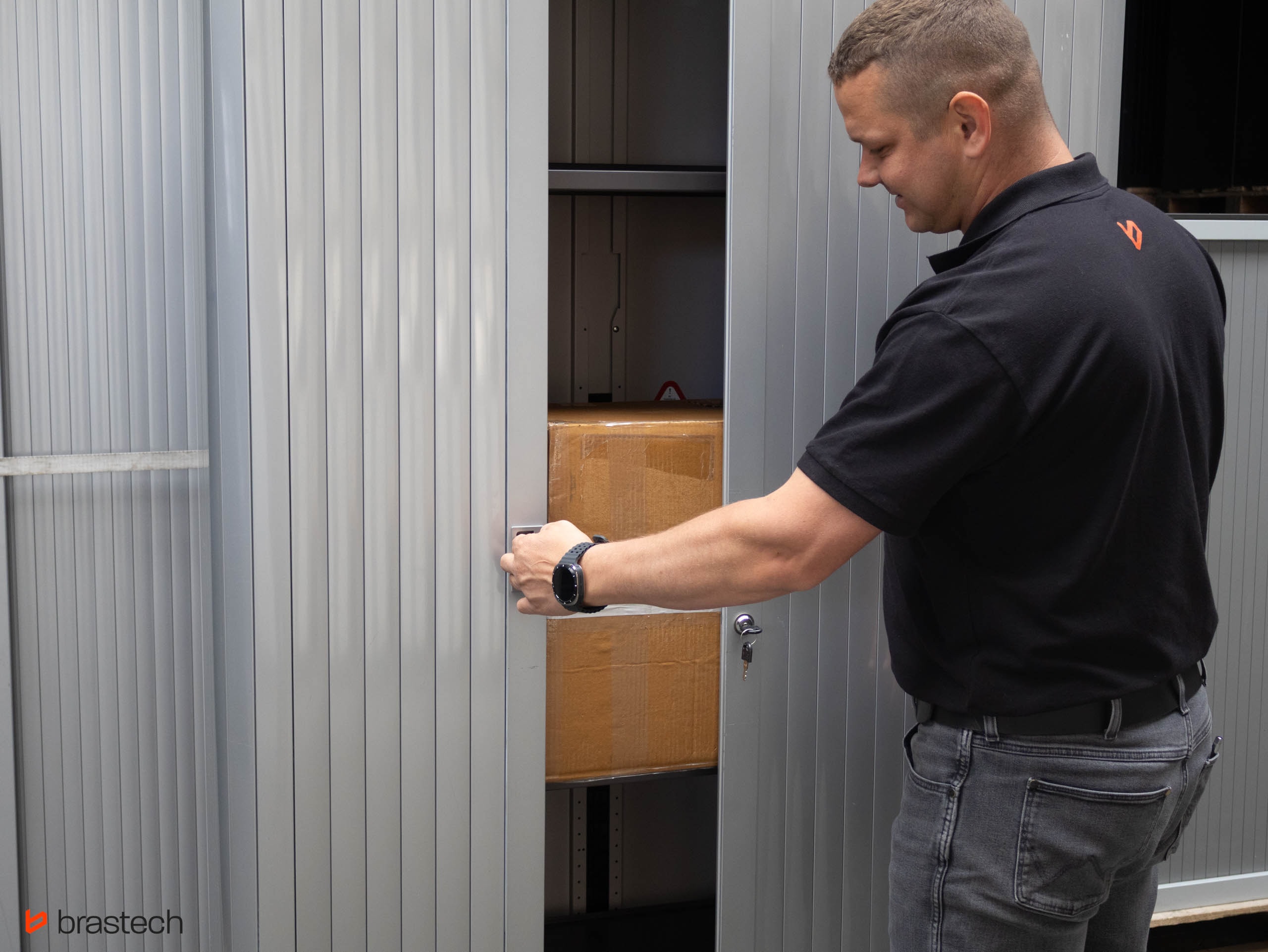 Żaluzjowe szafy – jakie mają zalety? 3 Bezkolizyjne otwieranie/zamykanie szafy roletowej. Źródło: Brastech