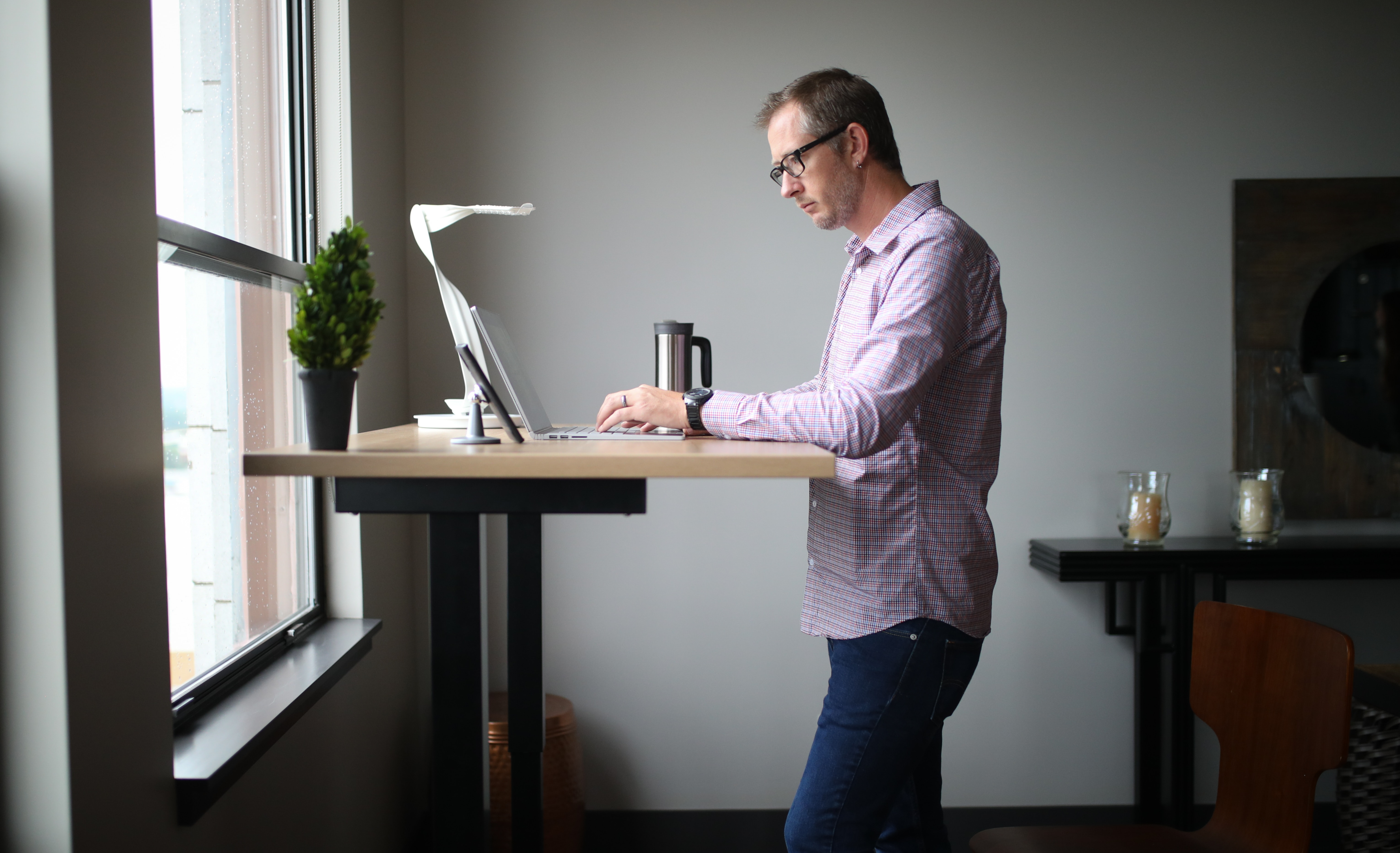 Standing desk ergonomic office furniture