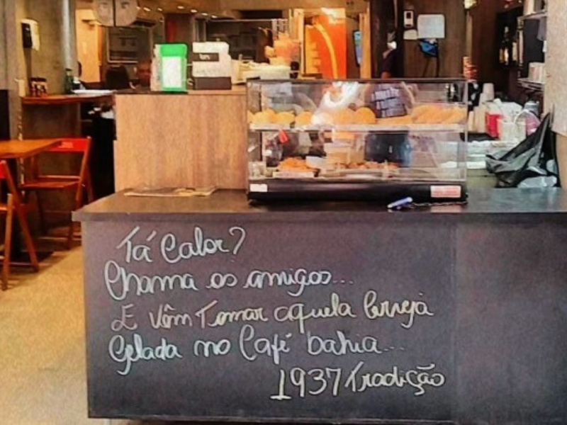 Letreiro com escrita em giz e balcão de cafeteria. Imagem: Reprodução Instagram.