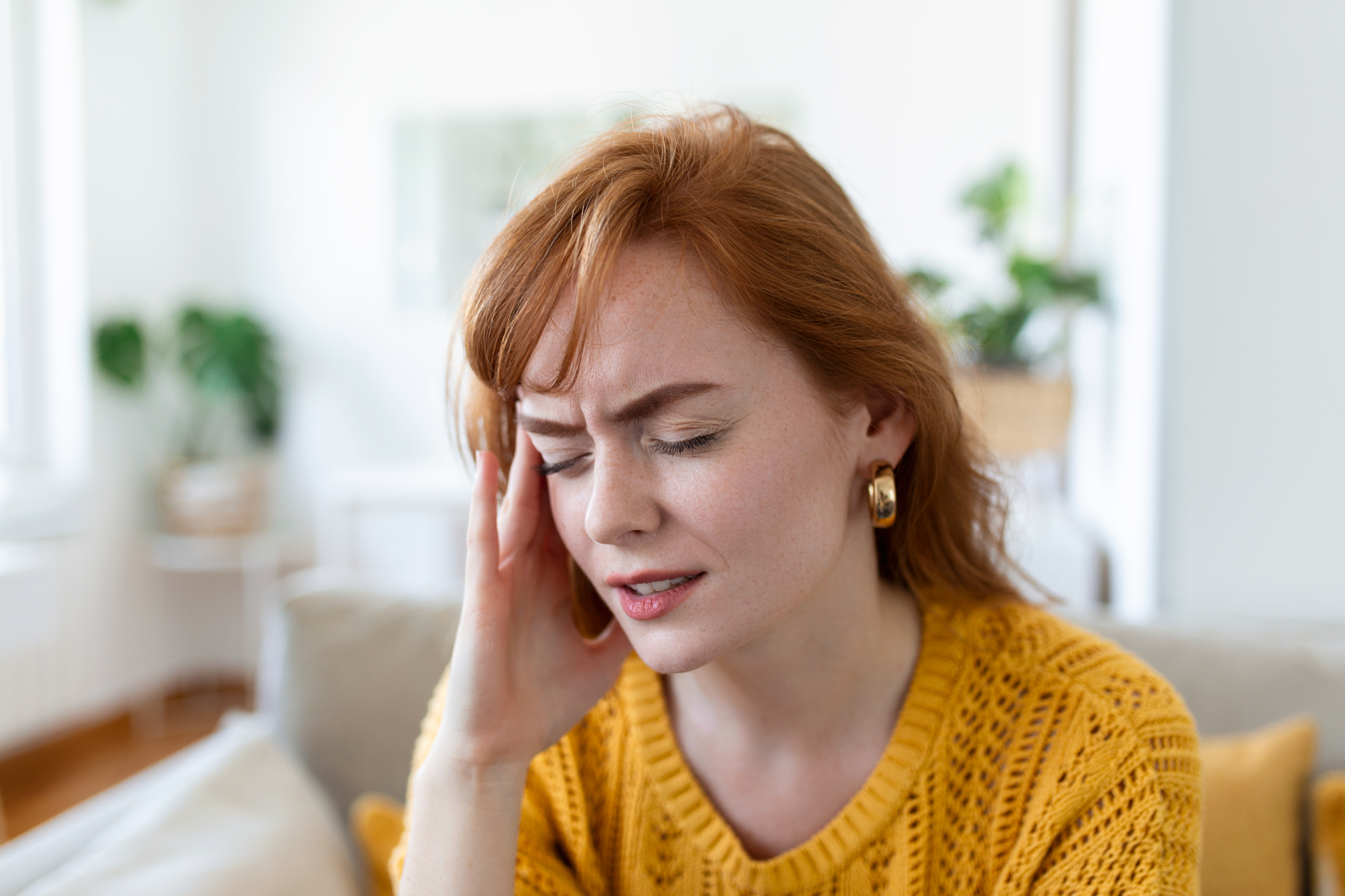 Los síntomas de la migraña pueden incluir dolor de cabeza palpitante dolor de cabeza, sensibilidad a la luz, migraña con aura y ser causados ​​por varios desencadenantes de migraña 