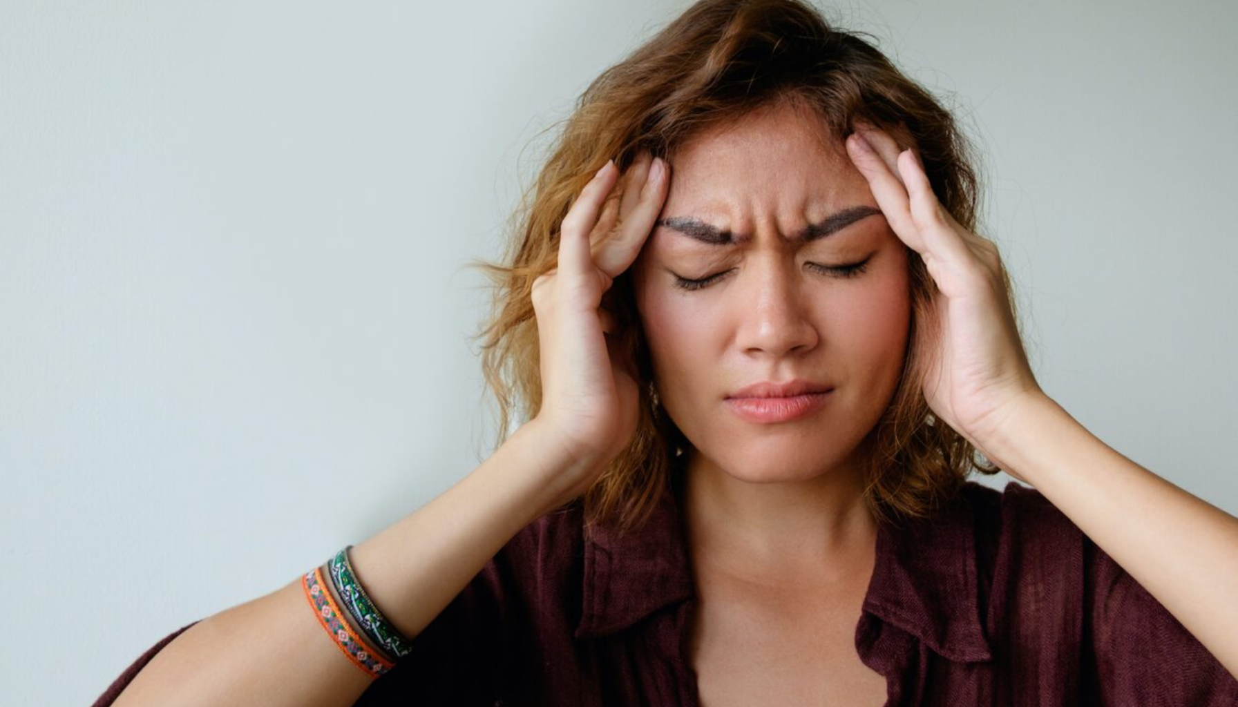 Kvinne med hodepine holder hendene mot tinningene, øynene lukket og ansiktet preget av smerte og konsentrasjon. hode hodet hos andre flere kroppen ofte sammen form dyr store øynene munn mer tre eksempel finnes går mens helt under høyt ligger oftest får hele sanseorganer halsen rundt gjennom vanligvis eget ansiktet hjerne innhold fleste sist delen hals godt første lite brukes 2024