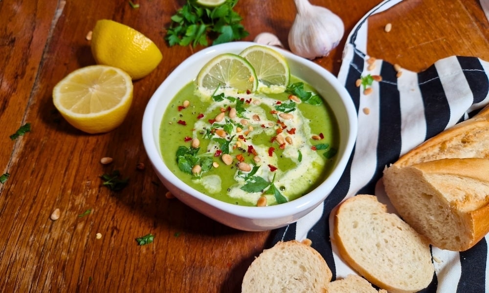 Brokkolisuppe vegan mit Toppings und Baguette