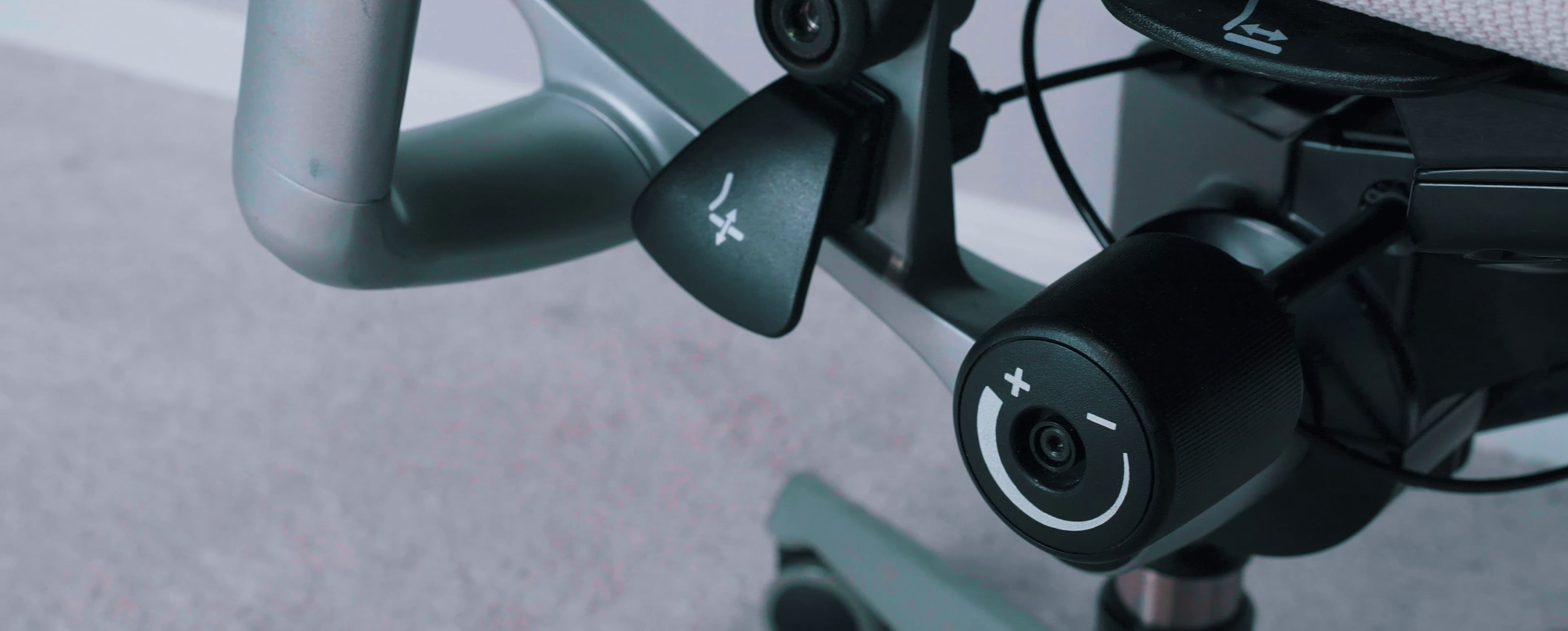 Fotel ergonomiczny ranking 2025 – który fotel ergonomiczny wybrać do pracy? 2 Dźwignie i pokrętła ragulacji w fotelu biurowym. Źródło: Brastech