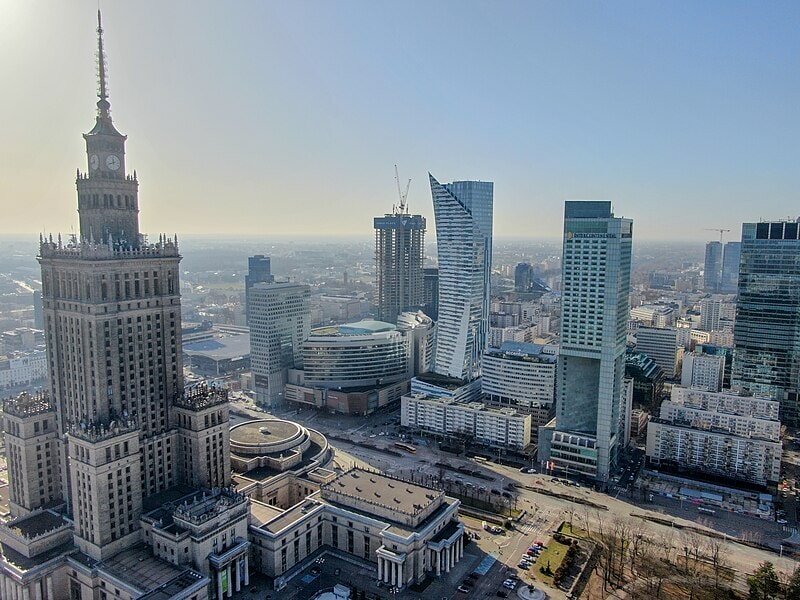 Zachęcamy do skorzystania z usług Carfree w Warszawie. Źródło: https://commons.wikimedia.org/wiki/File:Warszawa_%C5%9Ar%C3%B3dmie%C5%9Bcie_2.jpg