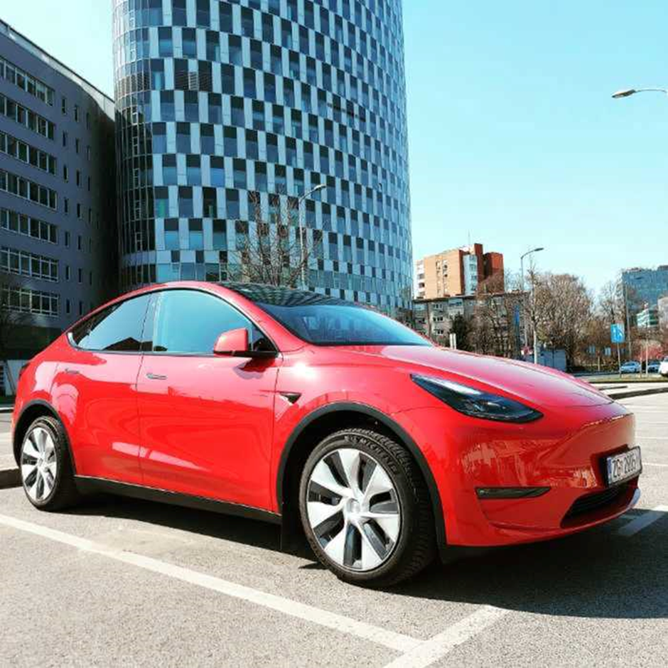 Najam električnog vozila Tesla može biti vaš jednim klikom