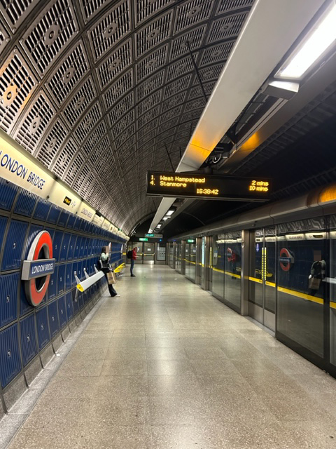 Stacja metra London Bridge z zabezpieczeniem torów
