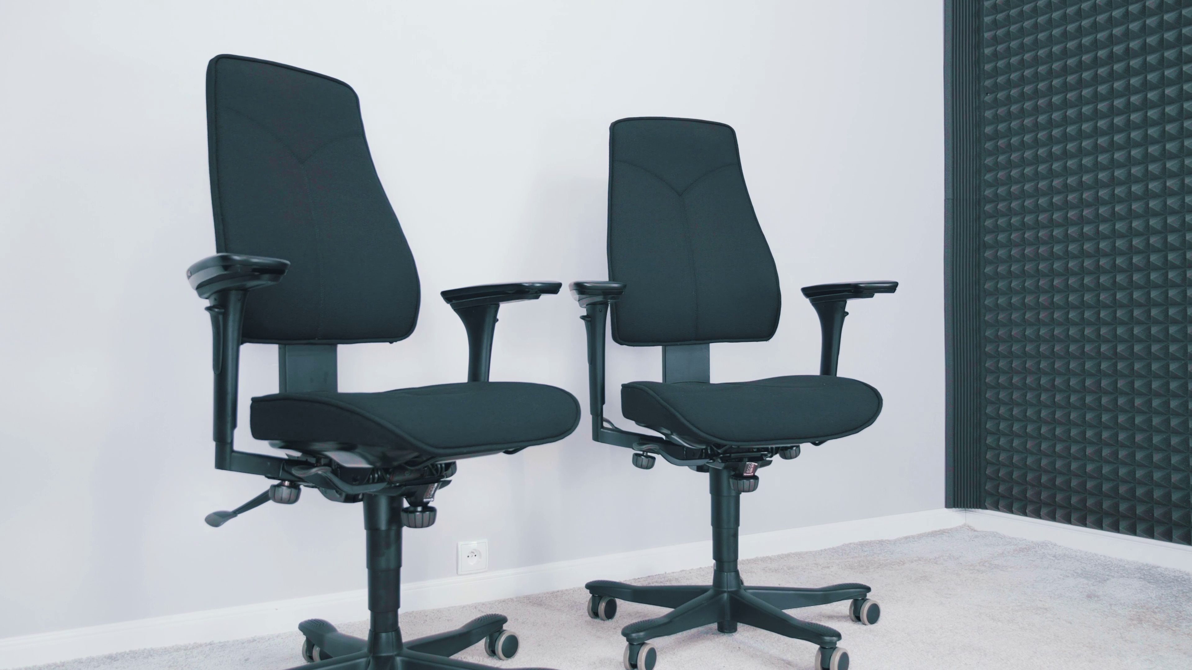Kinnarps 6000 / 8000 – recenzja jednych z najlepszych foteli biurowych na rynku 1 Bliźniaczo podobne modele Kinnarps 6000 i 8000. Źródło: Brastech