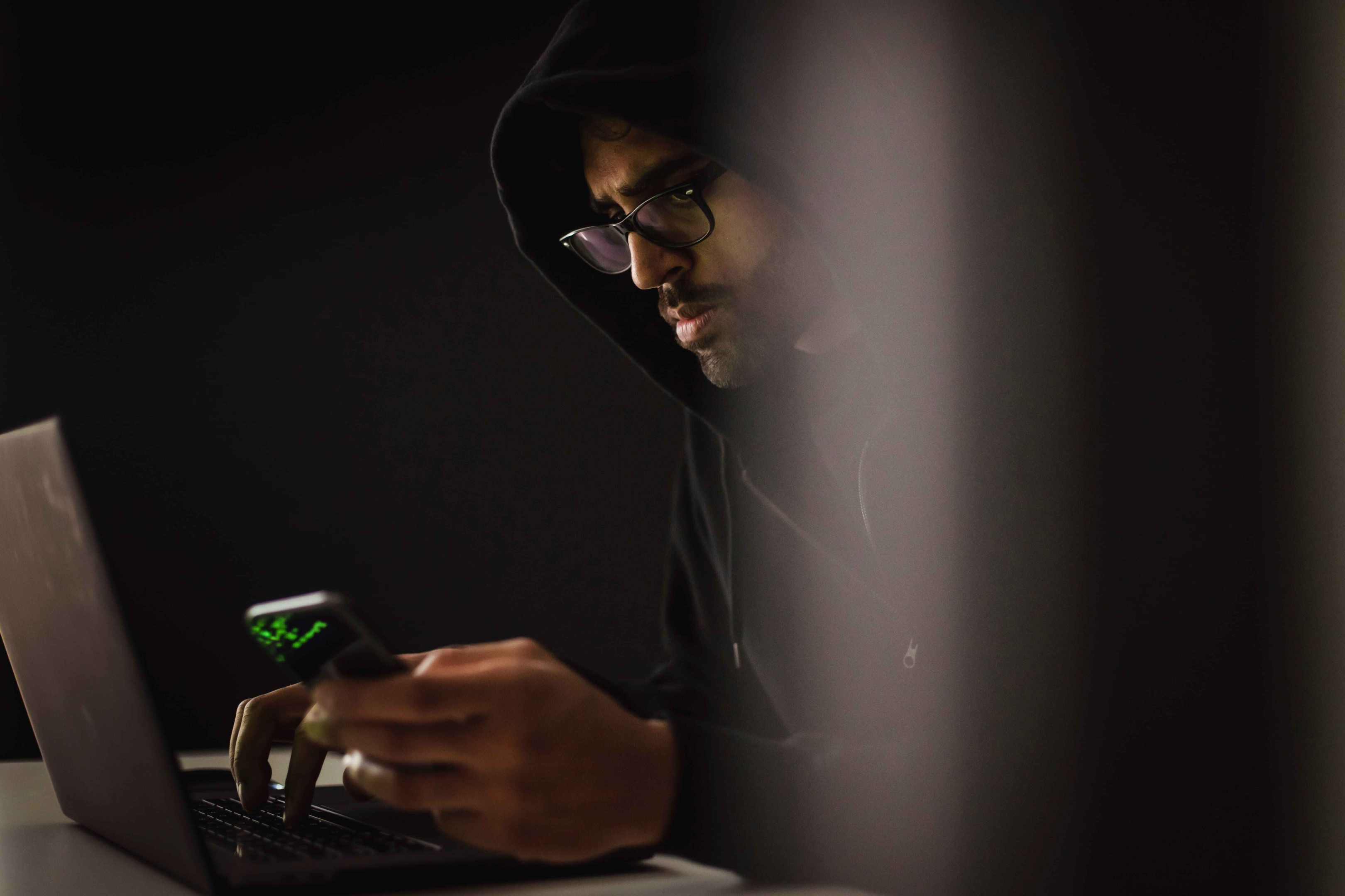 Un homme pirate le téléphone d'un utilisateur