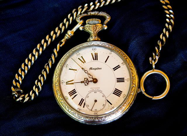 tatouage tête de mort et montre à gousset