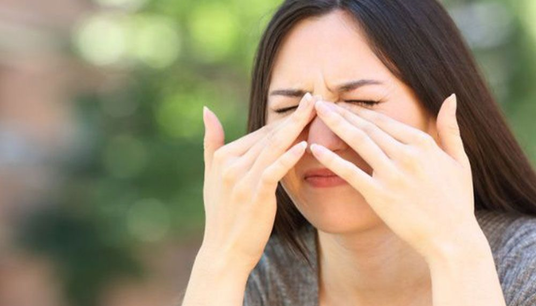 «Kvinne med smerte i bihulene, masserer neseroten med hendene og lukker øynene.» a vitaminer vitamin a a vitamin inntak av vitamin a blant annet daglig inntak fettløselig vitamin hud og slimhinner frukt og grønnsaker gode kilder aktive formen retinol kroppen kosttilskudd mat viktig finnes vitaminer produkter under får hud kilder mye blant normal bør mikrogram mangel slimhinner barn betakaroten kvinner anbefalt gravide grønnsaker tilskudd karotenoider kosthold brukes hos vekst menn gulrøtter andre opprettholde frukt