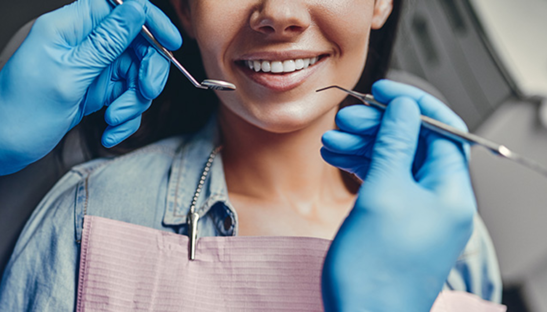 Død Tann? Slik Vet Du Om Tannen Har Sjekket Ut (Men Du Fortsatt Må Inn) 13 Pasient hos tannlegen smiler mens tannlege med blå hansker undersøker tennene med speil og tannpirker. rotfylt tann tannen må tannens rotfyllingen gjennom pasienten rotfylt bakteriene kanalen tilbake igjen tannkjøttet årsaker infisert gir