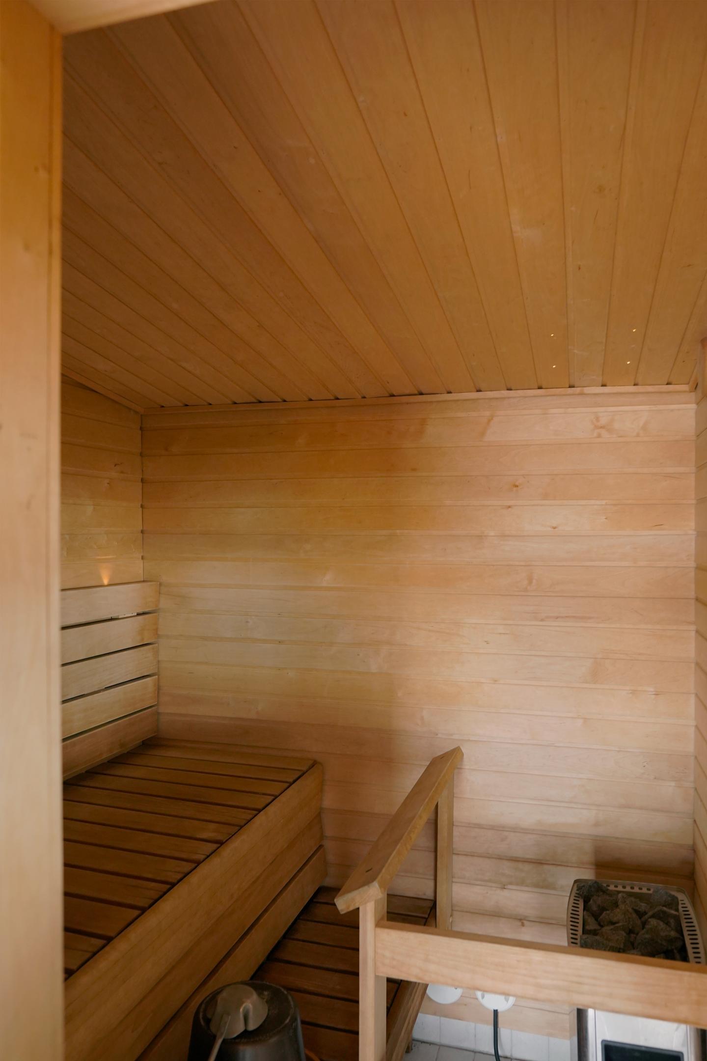 Sauna on pieni ja pelkistetty ennen remonttia.