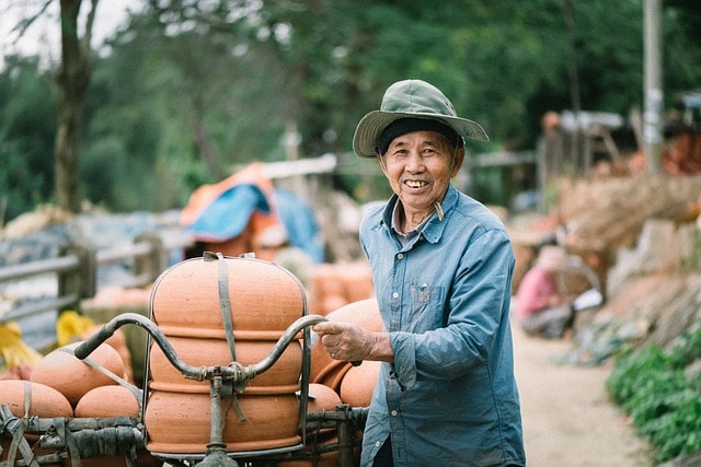 cerámica, hombre, entrega, Hoi An, artesano, artesanía, ollas de barro, loza, hombre asiático, hombre vietnamita, retrato, sonrisa, sonriente, cerámica, entrega, entrega, entrega, entrega, entrega, entrega, hombre asiático