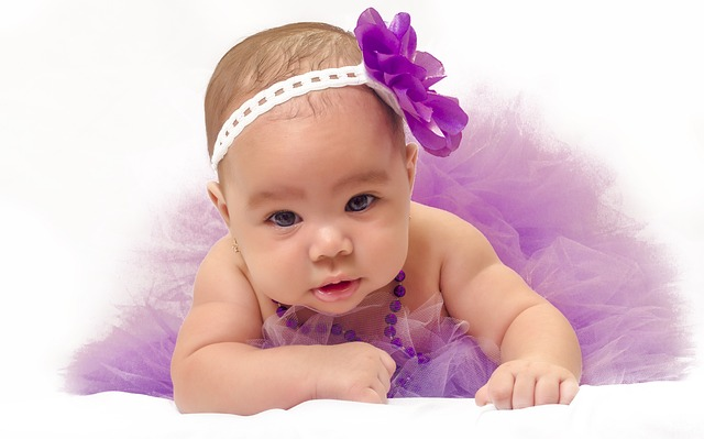 Dziewczynka niemowlak przed ubraniem w śpioszki