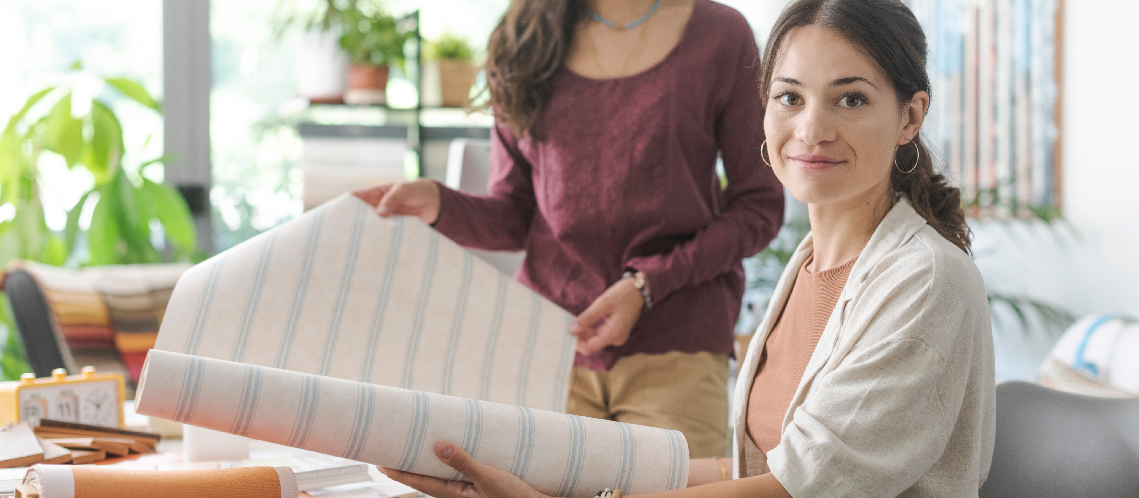 Créez une atmosphère de travail agréable au bureau avec du papier peint photo ! Par stockasso (https://elements.envato.com/interior-designers-working-together-in-the-office-6M5LBPM)