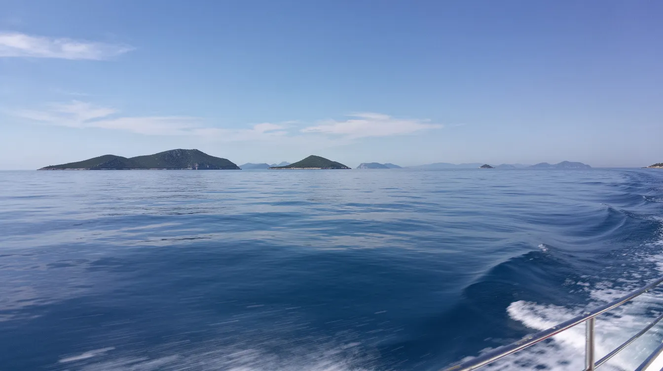 A imagem mostra uma vista panorâmica do mar Adriático, com ilhas ao fundo, durante uma travessia de barco. O cenário é marcado por um pôr do sol deslumbrante, destacando as belezas naturais da Croácia e suas famosas ilhas, como Hvar e Stari Grad.
