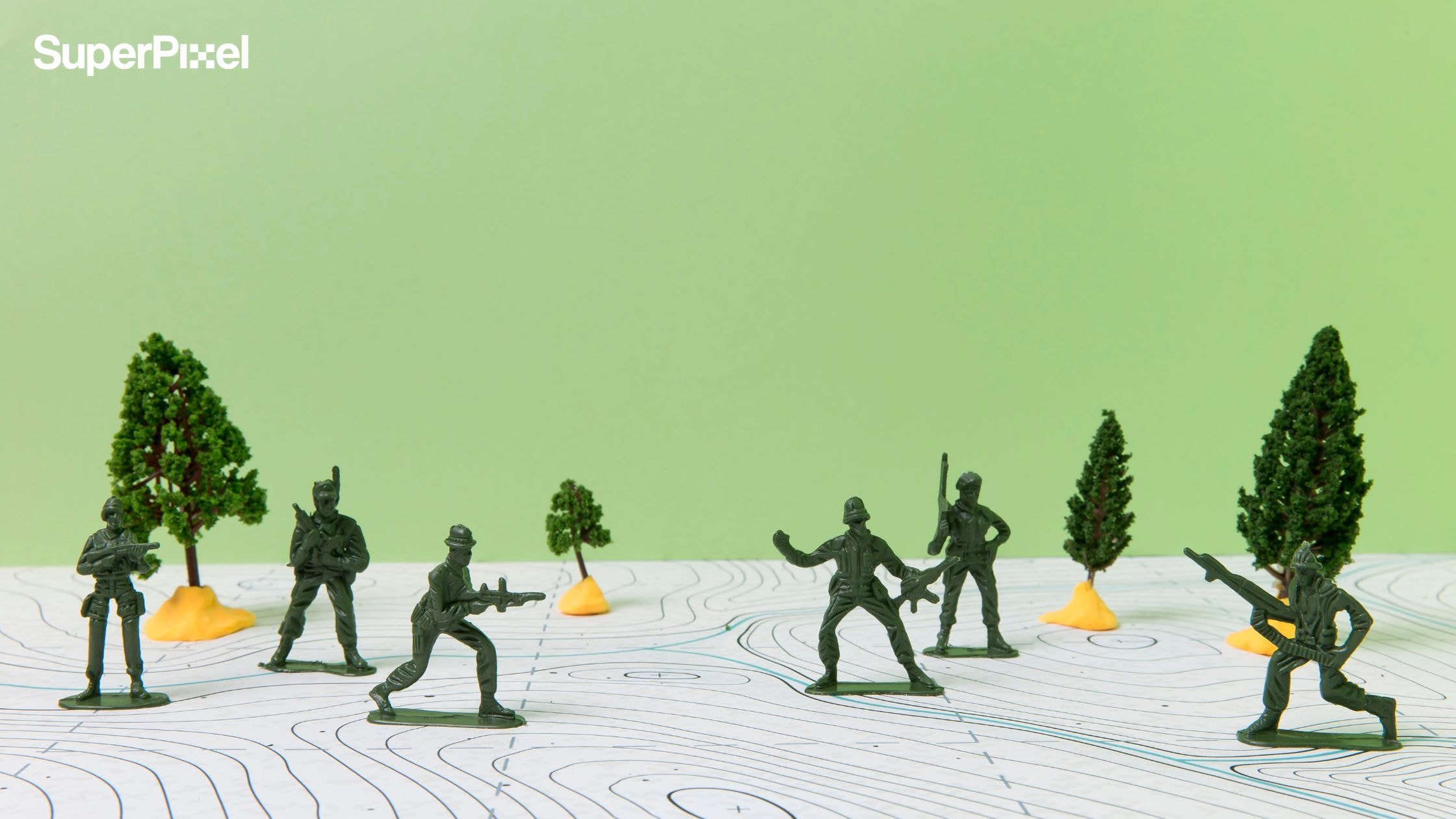 Miniature military figures arranged in formation as part of a stop motion animation setup. (dok.freepik)