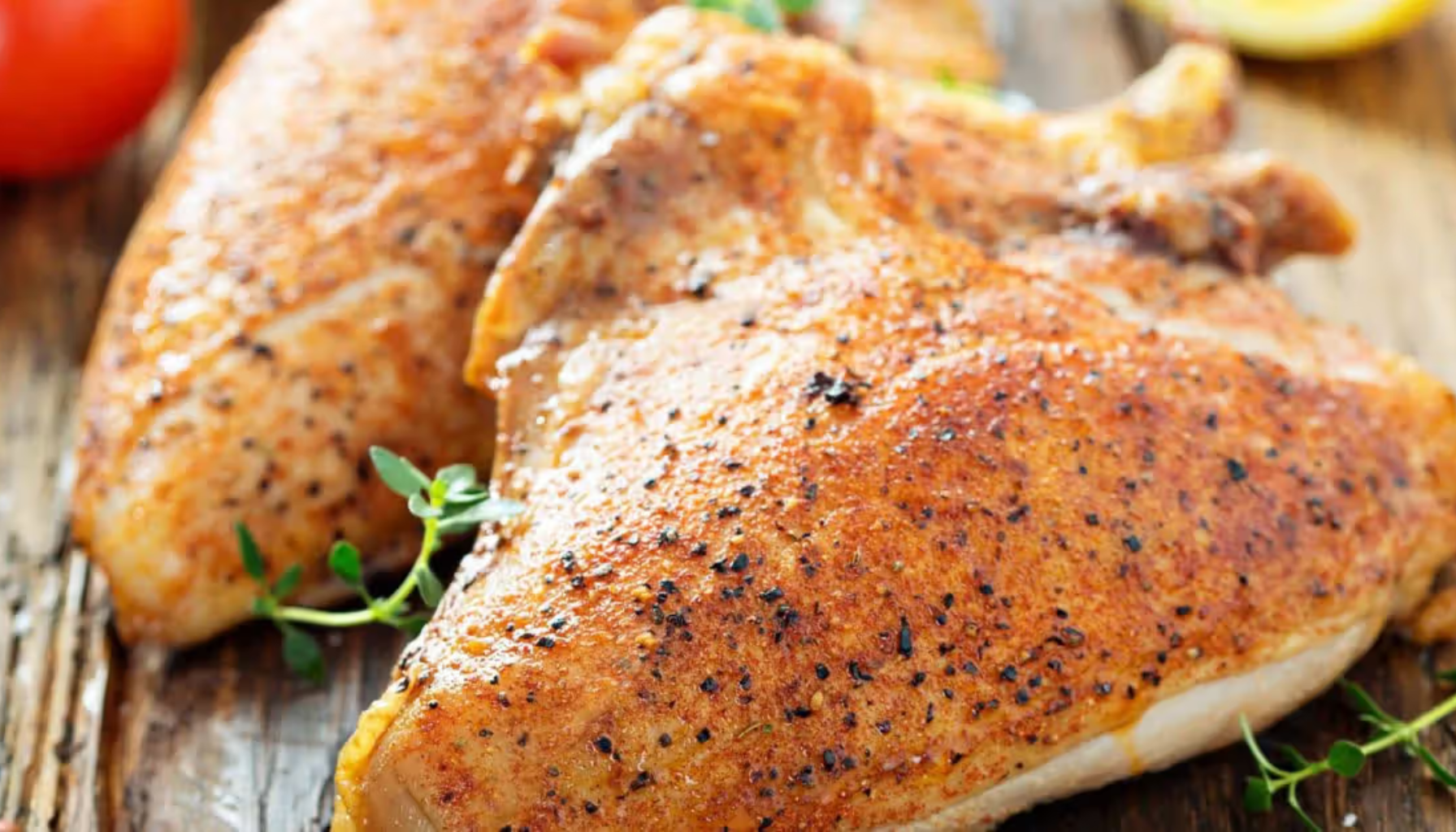 Fosfor – Derfor er dette mineralet viktigere enn du tror 20 Saftige, ovnsstekte kyllingbryst med sprø, krydret skorpe servert på rustikt trebord med urter og sitron i bakgrunnen.