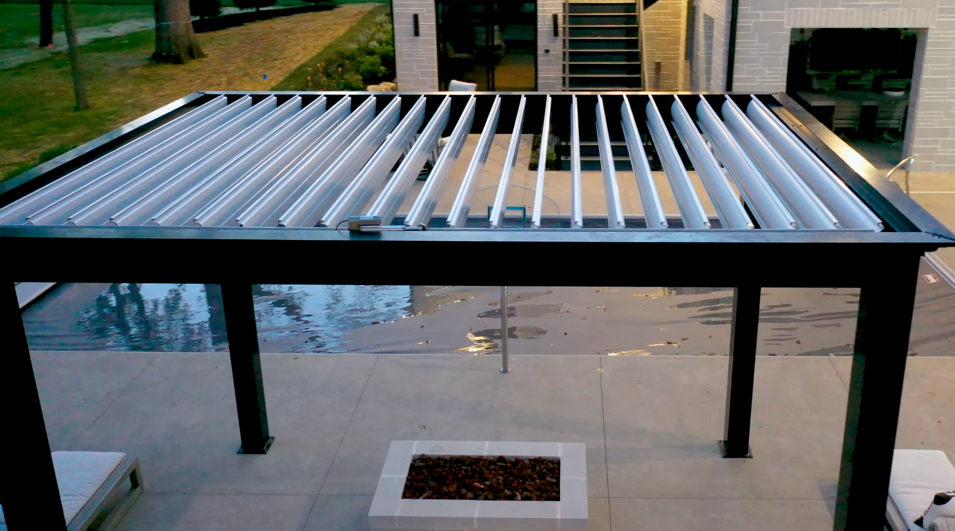 Motorized pergola with louvered roof