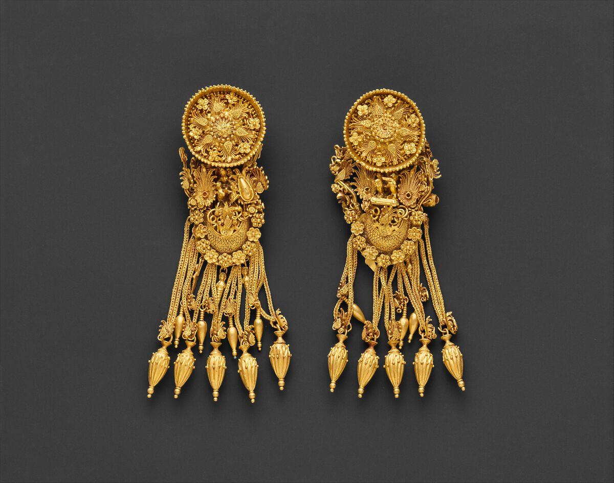 gold earrings by an East Greek jewelry designer from 300 BCE