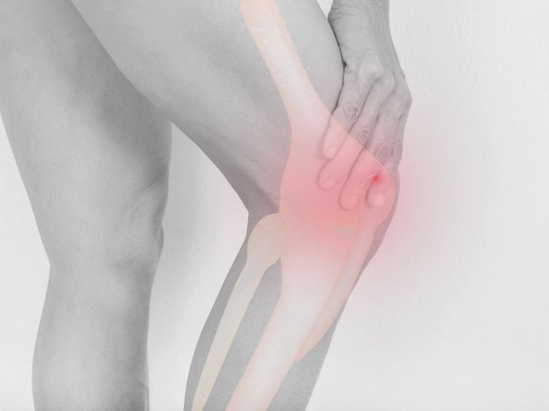 person experiencing knee pain