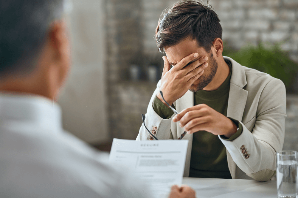 Freepik.com, @Drazen Zigic | Mężczyzna jest załamany diagnozą lekarza. Wskutek zdarzenia na drodze, ubezpieczyciel uważa że poszkodowanemu należy się niższa kwota rekompensaty. Zadośćuczynienie z powodu szkód trwałych i czasowych.